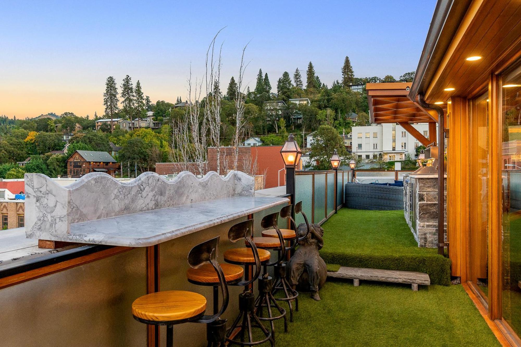 Thistledown On Oak Hotel Hood River Exterior photo